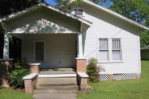 Petal house for rent - the front of a white house with a porch