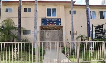 Hollywood apartment for rent - a white building with a gate in front of it