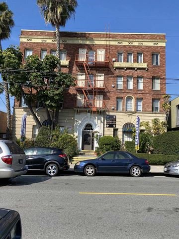 Hollywood apartment for rent - a large building with cars parked in front of it