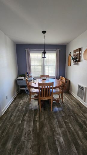 Kingsport house for rent - A dining room with a wooden table and chairs.