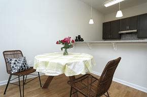 Aberdeen apartment for rent - A dining room with a round table and chairs.