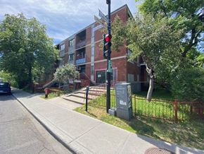 Montreal apartment for rent - a traffic light in front of a brick building