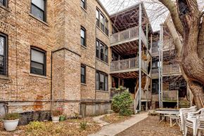 Chicago apartment for rent - A courtyard with a tree and chairs.