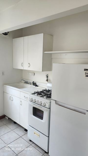 Cincinnati apartment for rent - A white kitchen with a stove and oven.