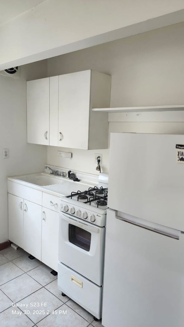 Cincinnati apartment for rent - A white kitchen with a stove and oven.