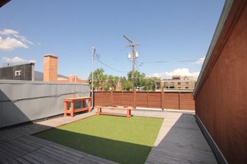 Whitefish apartment for rent - the backyard has a picnic table and turf on the roof