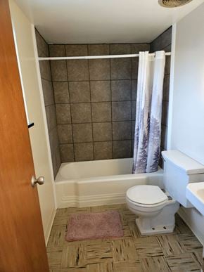 Warren apartment for rent - a bathroom with a toilet and a bath tub