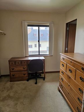 Warren apartment for rent - a bedroom with a desk and a chair and a window