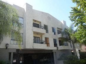 Los Angeles apartment for rent - a large building with a lot of doors and windows