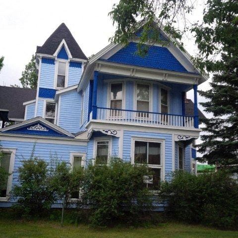 Menomonie apartment for rent - a blue and white house with a blue roof