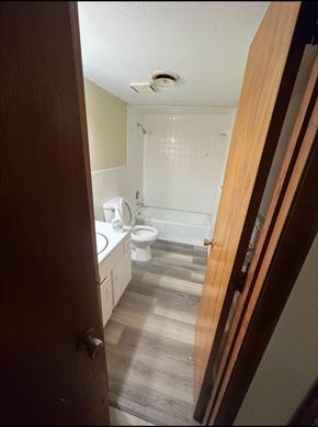 Knoxville apartment for rent - A bathroom with a toilet, sink, and shower.