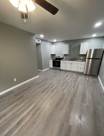 Thibodaux apartment for rent - an empty living room and kitchen with wood flooring