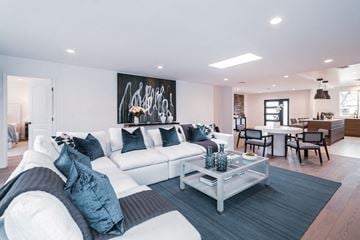 Los Angeles house for rent - A modern living room with a white sofa and a grey rug.
