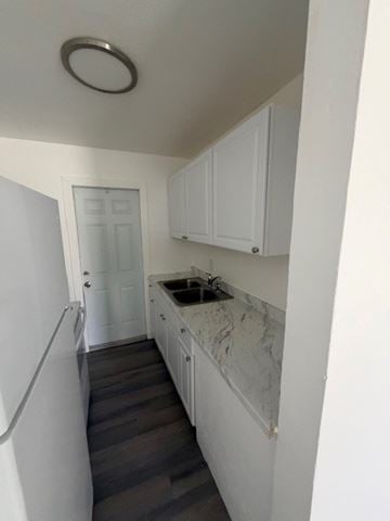 Fort Myers apartment for rent - A kitchen with white cabinets and a marble countertop.