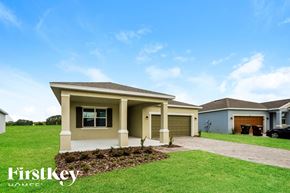 Kissimmee house for rent - a house with a lawn and a driveway