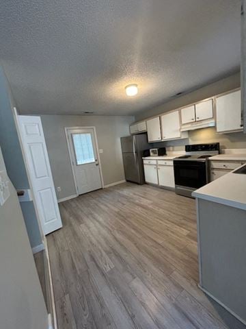 Jacksonville house for rent - A kitchen with a stove top oven and a refrigerator.