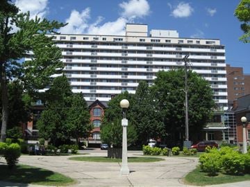 Ottawa apartment for rent - St. Moritz Apartments