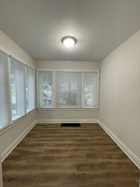 Lima apartment for rent - A room with wooden floors and a window with blinds.