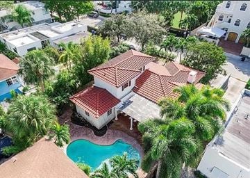 Fort Lauderdale apartment for rent - an aerial view of a house with a pool and palm trees