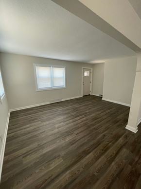 Lima house for rent - A room with wooden flooring and a window.