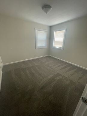 Lima house for rent - A room with carpeted floor and two windows.