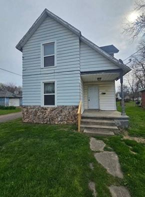Lima house for rent - A small house with a stone wall in front.