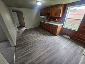 Lima house for rent - A room with wooden flooring and a window.