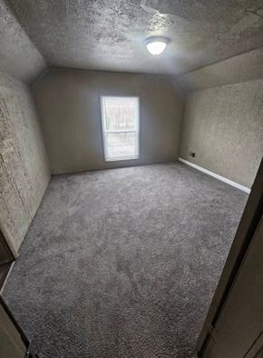 Lima house for rent - A room with a carpeted floor and a window letting in light.