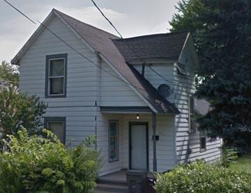 Lima house for rent - A white house with a brown roof and a mailbox on the front porch.