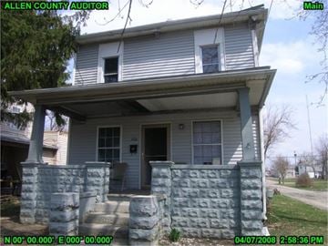 Lima house for rent - the front of a white house with a stone fence