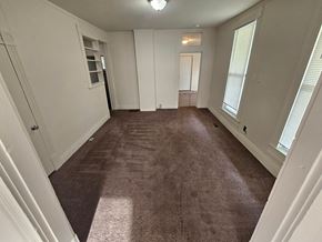 Lima house for rent - A room with brown carpet and white walls.