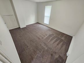 Lima house for rent - A room with a carpeted floor and a window.