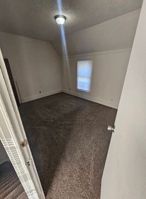 Lima house for rent - A room with a carpeted floor and a window.