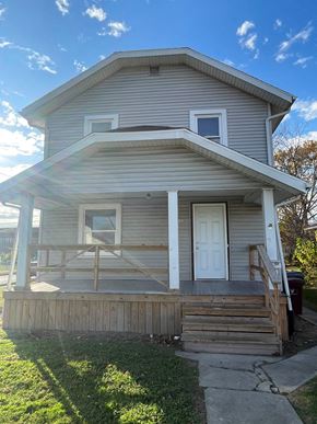 Lima house for rent - the front of a white house with a porch