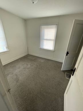 Lima house for rent - an empty room with a door and a window