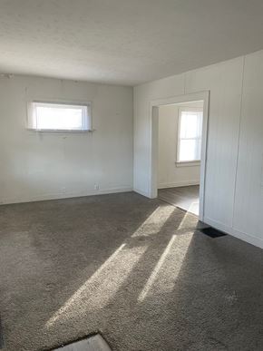 Lima house for rent - an empty living room with carpet and a window