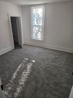 Lima house for rent - A room with a grey carpet and a window with blinds.