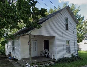 Lima house for rent - a white house with a porch and a table and chairs