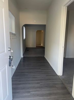 Lima house for rent - A hallway with a white door and a grey carpet.