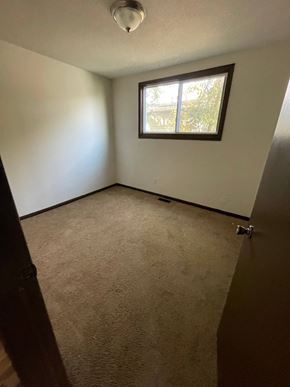 Lima house for rent - an empty room with a window in it