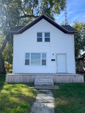 Lima house for rent - the front of a white house with a porch and grass
