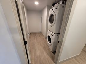 Bedford apartment for rent - A laundry room with a washer and dryer.