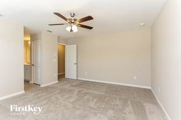 Yulee house for rent - a spacious living room with carpet and a ceiling fan