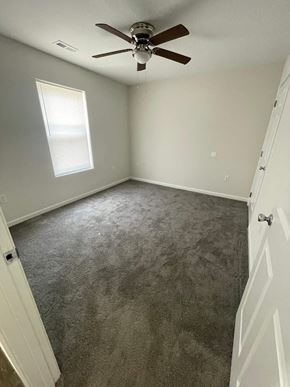 Lima apartment for rent - a bedroom with a carpeted floor and a ceiling fan