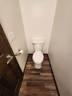 Elida apartment for rent - a small bathroom with a toilet and a wooden floor