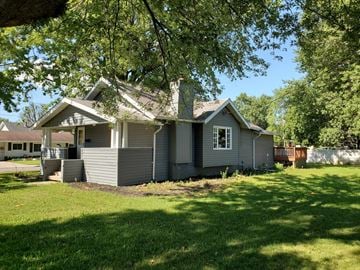 Lima house for rent - a white and gray house with a yard and trees