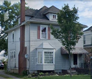 Lima house for rent - a white house with a window and a tree