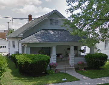 Lima house for rent - a white house with a porch and a lawn