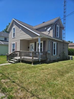 Lima house for rent - a house with a porch and a antenna on the side of it
