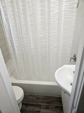 Lima house for rent - a small bathroom with a tub and a sink and a toilet
